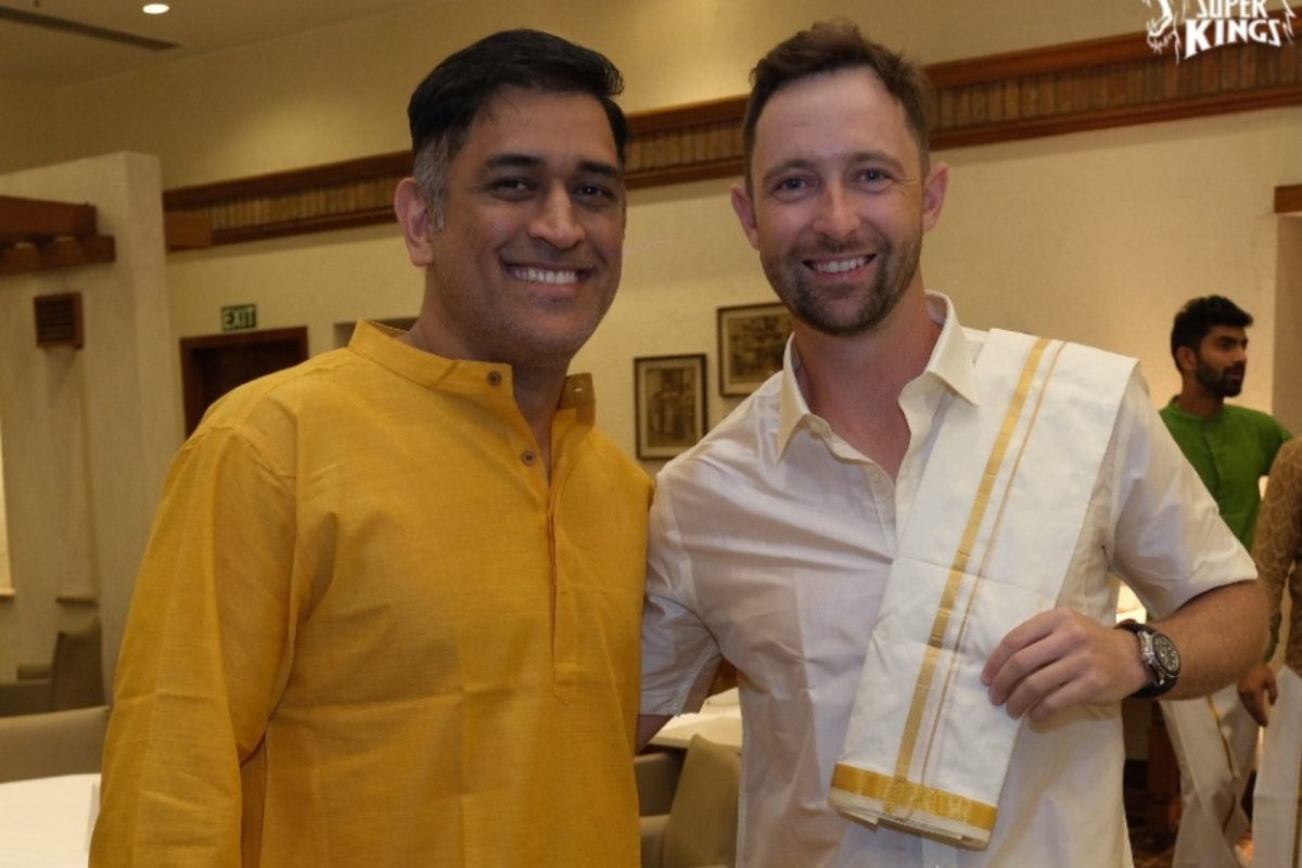 CSK च्या कॅम्पमध्ये दाक्षिणात्य पद्धतीने Conway च्या प्री वेडींगचे केले सेलिब्रेशन, Dhoni सह खेळाडू दिसले पारंपारिक वेषात