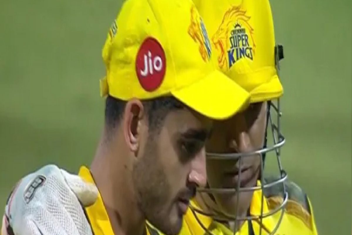 IPL 2022 : 2 कॅच सोडणाऱ्या सहकाऱ्याला दिला दिलासा, धोनीनं पुन्हा जिंकलं सर्वांचं मन! VIDEO