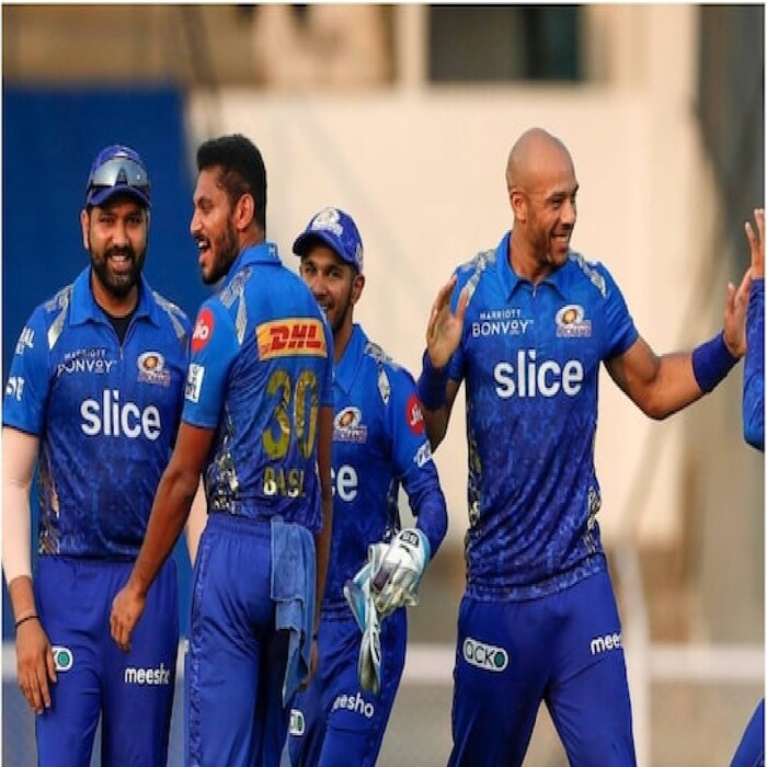 मुंबईच्या पराभवाचा सगळ्यात मोठा व्हिलन ठरला तो डावखुरा फास्ट बॉलर टायमल मिल्स (Tymall Mills). मिल्सला जोफ्रा आर्चरच्या गैरहजेरीत बुमराहची साथ द्यायची होती, पण यात तो पूर्णपणे अपयशी ठरला. मिल्सने या मोसमात खेळलेल्या 5 सामन्यांमध्ये 6 विकेट घेतल्या आहेत.