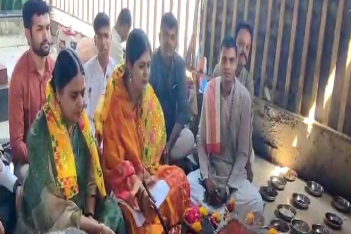 विरोधकांवर 'विजय' मिळवून देणारी बगलामुखी देवी, या मंदिरात पंकजा मुंडेंनी केली विशेष पूजा