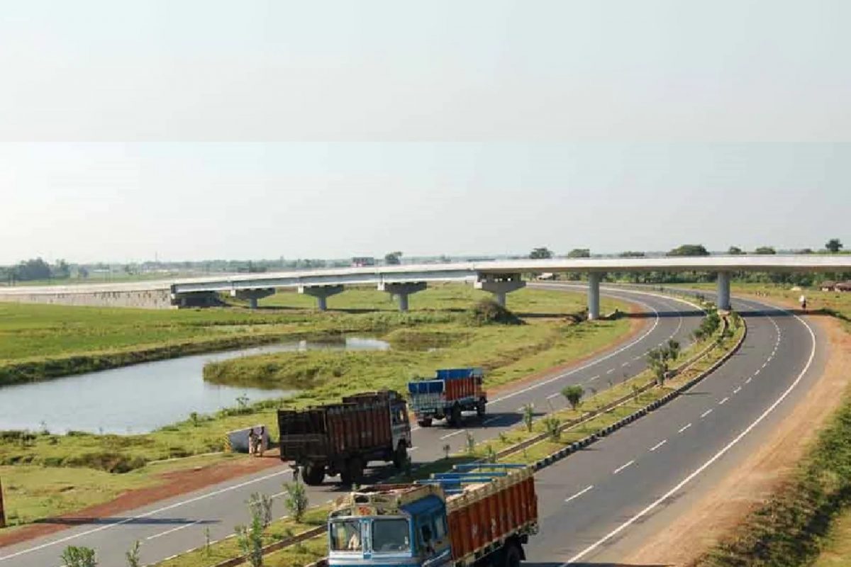 सामान्यांच्या खिशाला चाप! National Highway वर टोल टॅक्स वाढल्याने आजपासून किती मोजावी लागणार रक्कम?