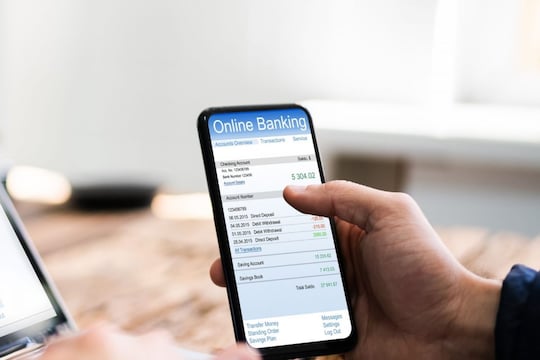 चुकीच्या खात्यात पैसे ट्रान्सफर झाले तर काय कराल? पैसे परत मिळवण्याची प्रोसेस समजून घ्या