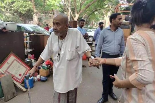 पद्मपुरस्कार प्राप्त ज्येष्ठ कलाकारांवार होणाऱ्या या कारवाईबाबत अनेकांनी नाराजी व्यक्त केली आहे.