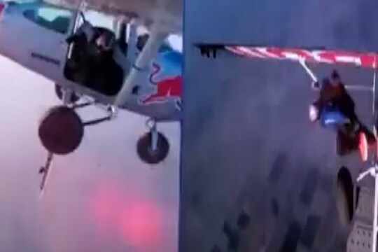 Shocking! आकाशात एका विमानातून दुसऱ्या विमानात जाण्यासाठी उडी मारली पण...; अंगावर काटा आणणारा LIVE VIDEO