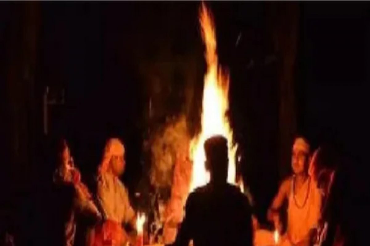 महाराष्ट्र हादरला! जन्मदात्याचा लेकीवर वारंवार बलात्कार; मग नरबळीसाठी तिच्या गळ्यात घातला हार, पण...