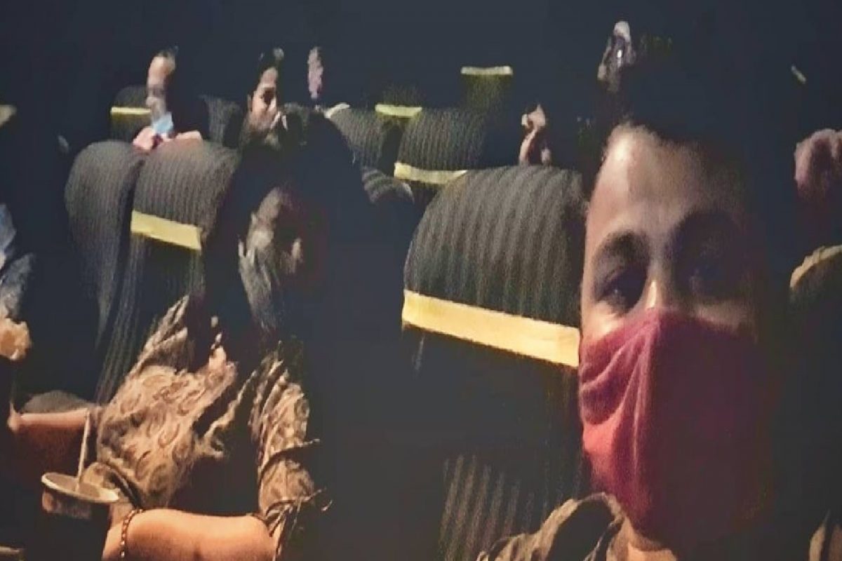 'या' अभिनेत्याने अभिनय सोडून सुरू केलं विंडोज बसवून देण्याचे काम, फोटो व्हायरल