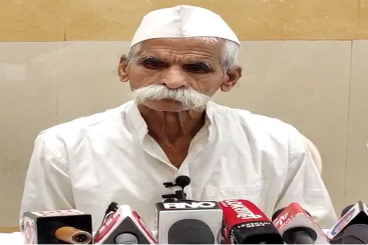 संभाजी भिडे यांच्याविरोधात कोणतेही पुरावे न आढळल्यामुळे त्यांना या गुन्ह्यातून वगळण्यात आले असल्याची माहिती समोर आली आहे.