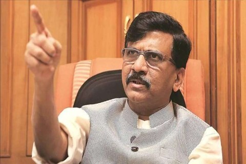 मुख्यमंत्री एकनाथ शिंदे (CM Eknath Shinde) यांनी काँग्रेस राष्ट्रवादीचा ९ हजार ५०० कोटींचा निधी थांबवला. मात्र, शिवसेनेचा निधी सुरू ठेवला. हा मुख्यमंत्र्याचा निर्णय आहे. मात्र अशा प्रकारे निधी थांबवणं चुकीचं आहे. या संदर्भात चर्चा होऊ शकते, असं राऊत म्हणाले. 
