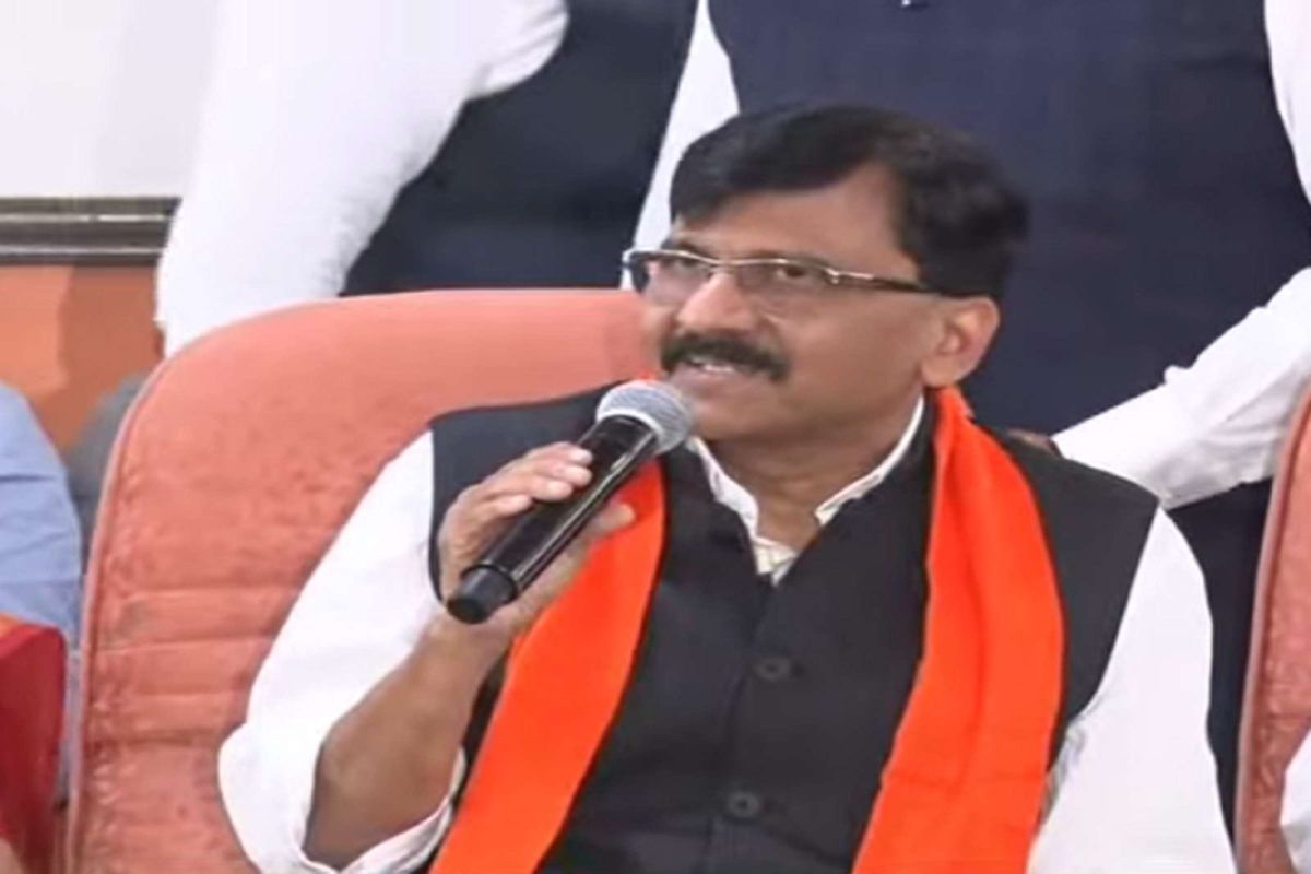 एकनाथ शिंदे काही आमदारांना घेऊन गेले आहे. ते काही गैरसमजातून गेले आहे. ते आमच्या संपर्कामध्ये आहे. एकनाथ शिंदे सुद्धा मुंबईच्या बाहेर आहे, पण त्यांच्याशी आमचा संपर्क झाला आहे.