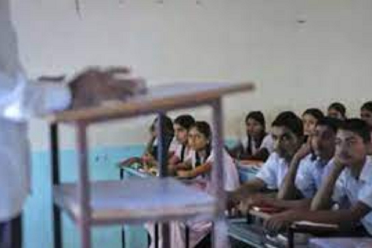 शाळेची फी न भरल्याने शिक्षकाचं धक्कादायक कृत्य, मारहाणीत विद्यार्थीनीचा हात फ्रॅक्चर