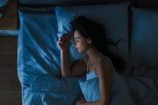 1 उत्तम पुस्तके वाचा किंवा हलके संगीत ऐका -
ऑफिसचे काम, तेथील वाद, राजकारण या गोष्टींचे तुमच्या मनावर वर्चस्व गाजवू देऊ नका. कार्यालयीन वेळेनंतर ते प्रकरण बंद करून टाका. कार्यालयीन बाबींवर विचारमंथन करण्याऐवजी वाचनाची सवय लावा. झोपेच्या 1-2 तास आधी पुस्तके वाचा. प्रेरणादायी किंवा हलक्या-फुलक्या कथा आपल्या हृदयाला आणि मनाला आराम देतात. झोपण्यापूर्वी सुखदायक संगीत ऐकणे देखील फायदेशीर ठरते.
