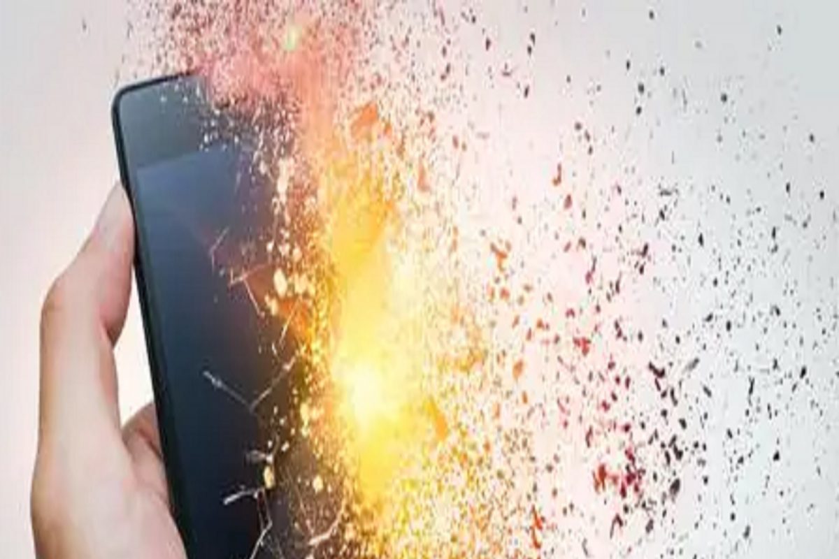 Smartphone मध्ये आग लागण्याची 5 महत्त्वाची कारणं, अशी घ्या काळजी