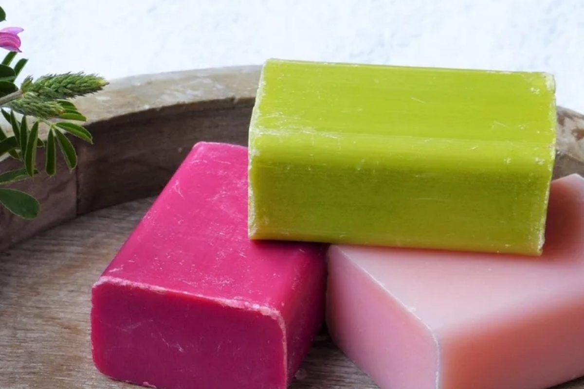 कोणत्याही रंगाच्या साबणाचा फेस पांढराच का असतो? जाणून घ्या...