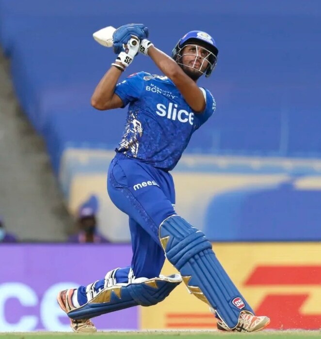 मुंबई इंडियन्सकडून (Mumbai Indians) खेळणाऱ्या तिलक वर्माला (Tilak Varma) संघाने 1.70 कोटी रुपयांना विकत घेतले. 19 वर्षीय तिळक वर्माने या लीगमध्ये आतापर्यंत दोन डावात 83 धावा केल्या आहेत तिलकने  राजस्थानविरुद्ध 61 आणि दिल्लीविरुद्ध 22 धावा केल्या.