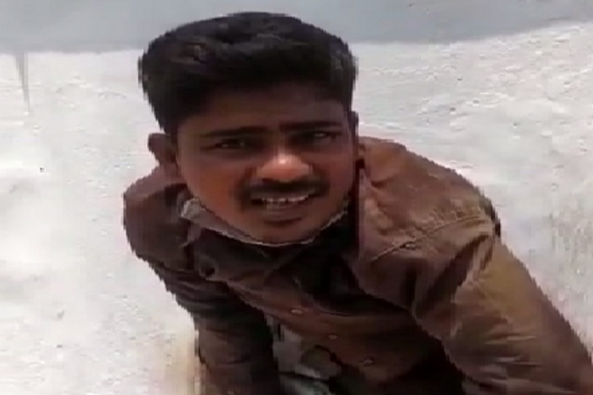 चोरानं मंदिरातले दागिने चोरण्यासाठी खिडकी फोडली, पण नंतर मिळाली अशी काही शिक्षा की..