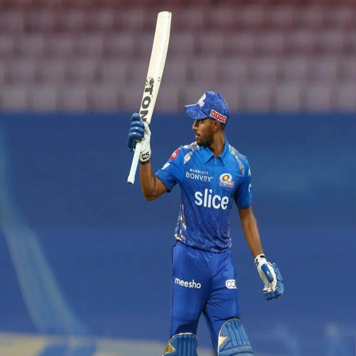 मुंबई इंडियन्सचा (Mumbai Indians) पहिल्या तीन्ही मॅचमध्ये पराभव झाला असला तरी नवोदीत तिलक वर्मानं (Tilka Varma) सर्वांनाच प्रभावित केले आहे. तिलकनं 60.50 च्या सरासरीनं 121 रन केले आहेत. त्याचा स्ट्राईक रेट 161.33 इतका जबरदस्त आहे. तिलकला मुंबई इंडियन्सनं 1 कोटी 70 लाखांना खरेदी केले होते. 