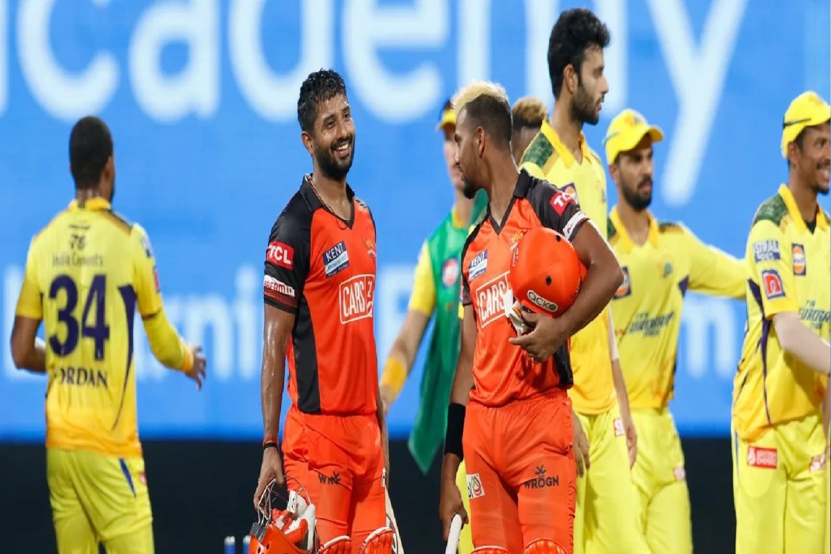 IPL 2022 : CSK ला 'त्या' एका चुकीचा मोठा फटका, रवी शास्त्रींनी सांगितलं नेमकं कारण