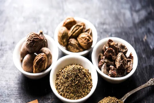 Weight Loss: वजन कमी करण्यासाठी त्रिफळा आहे फायदेशीर; खाण्याची योग्य पद्धत समजून घ्या