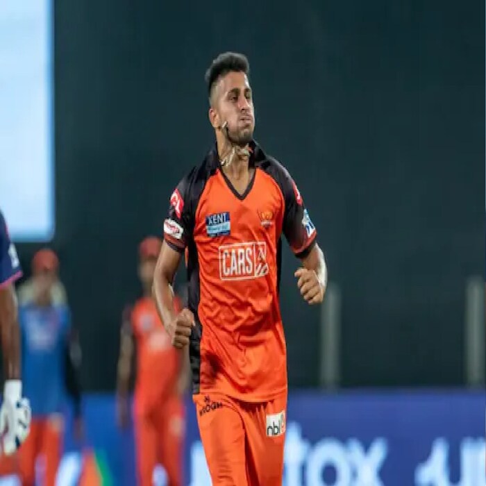 उमरान मलिकनं आयपीएल 2021 मध्ये पदार्पण केले होते. त्याला सनरायझर्स हैदराबादनं 4 कोटींमध्ये रिटेन केले होते. उमराननं आजवर 5 मॅचमध्ये 4 विकेट्स घेतल्या आहेत. तो टीम इंडियाचं भविष्य असल्याचं मत माजी मुख्य प्रशिक्षक रवी शास्त्री यांनी व्यक्त केलंय. 