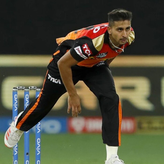 वेगवान खेळासाठी ओळखल्या जाणाऱ्या उमरान मलिकला(Umran Malik) सनरायझर्स हैदराबादने 4कोटी रुपयांमध्ये कायम ठेवले. उमरान मलिकने लीगमध्ये आतापर्यंत फक्त एकच सामना खेळला असून उमरानने 39 धावांत 2 विकेट्स घेतल्या आहेत. या हंगामात सर्वांच्या नजरा उमरान मलिकवर नक्कीच आहेत. त्याच्या उत्कृष्ट खेळाची आणि वेगाची चर्चा क्रिकेट वर्तुळात सुरूच आहे.