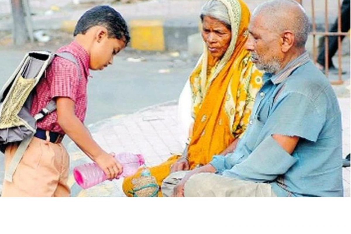 'निकालातील टक्क्यांपेक्षा सहवेदनेची जाणीव प्रगल्भ करणारी'; विद्यार्थ्याचा फोटो पाहून होतय कौतुक