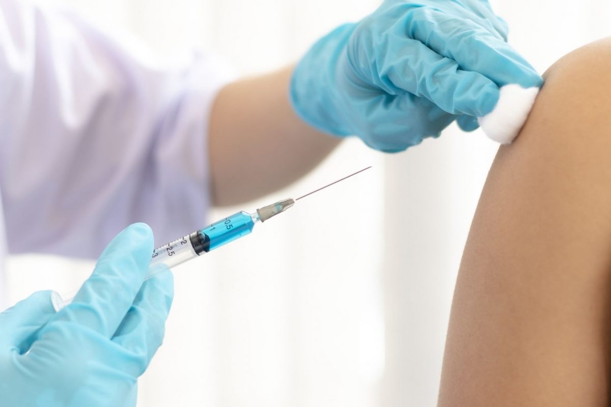 18 वर्षांवरील लोकांना कधी, कुठे आणि कसा मिळणार कोरोना लसीचा तिसरा डोस? जाणून घ्या कशी करायची नोंदणी