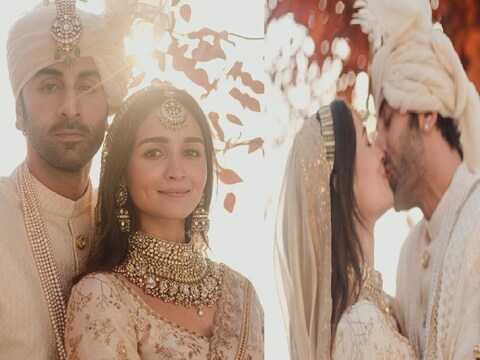 Alia Ranbir Wedding : आज, 14 एप्रिलला काही मोजक्या लोकांच्या उपस्थितीमध्ये आलिया आणि रणबीरचा लग्नसोहळा (Alia bhatt Ranbir Kapoor Wedding ) थाटात पार पडला.  लग्नानंतर या दोघांचा पहिला फोटो समोर आला आहे.