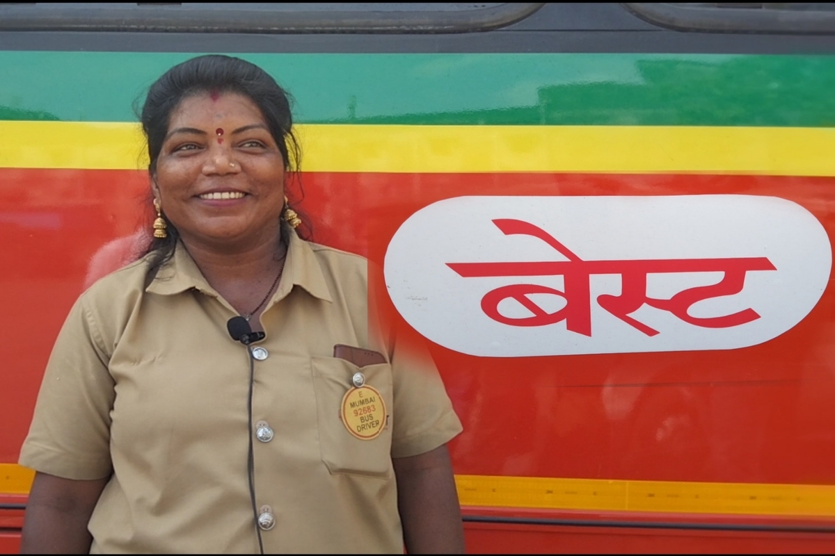 पहिल्यांदाच BEST चे सारथ्य महिलांच्या हाती, 42 वर्षीय महिला बनली बेस्ट बसचालक