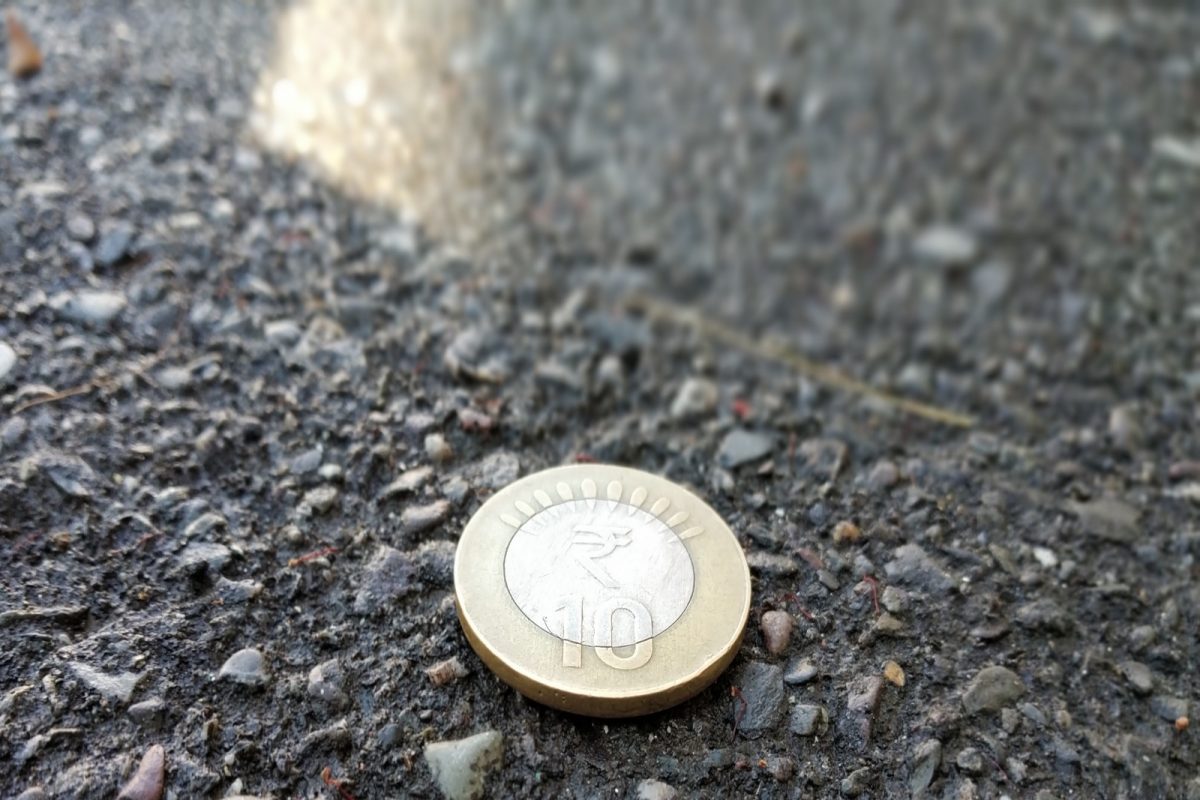 रस्त्यावर पडलेली नाणी-नोट उचलावी की नाही? पैसे सापडणं शुभ आहे की अशुभ