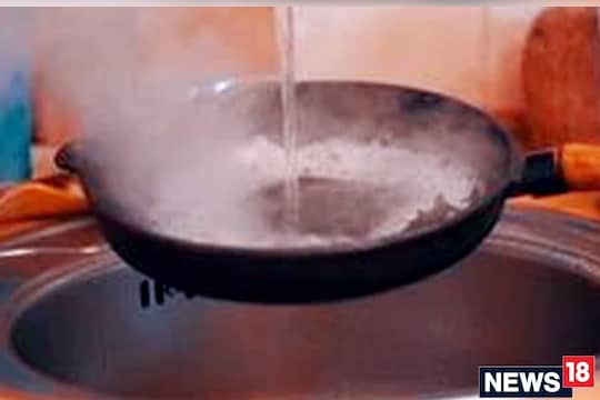 Vastu Tips: तापलेल्या तव्यावर पाणी यासाठी ओतायचं नसतं; वास्तुशास्त्रात सांगितलेत या गोष्टी
