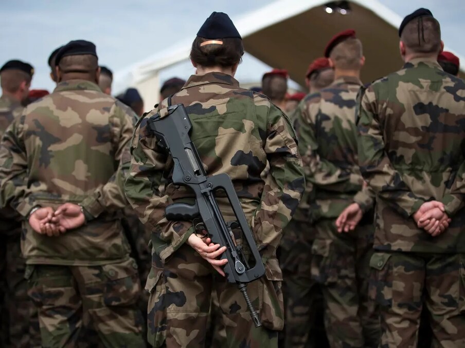 लष्करी खर्चाच्या बाबतीत फ्रान्स जगात सहाव्या क्रमांकावर आहे. तो त्यांच्या सैन्यावर 56.6 अब्ज डॉलर्स खर्च करतो.