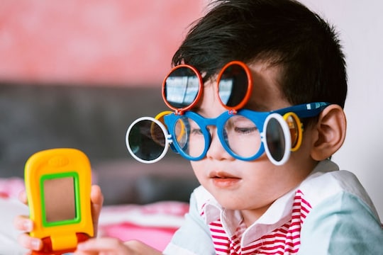 Children's eye care: कमी वयात मुलांचे डोळे होऊ लागलेत खराब; त्रास वाढण्यापूर्वीच अशी घ्या काळजी