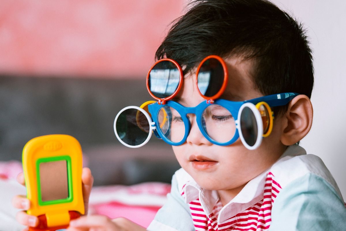 Children's eye care: कमी वयात मुलांचे डोळे होऊ लागलेत खराब; त्रास वाढण्यापूर्वीच अशी घ्या काळजी