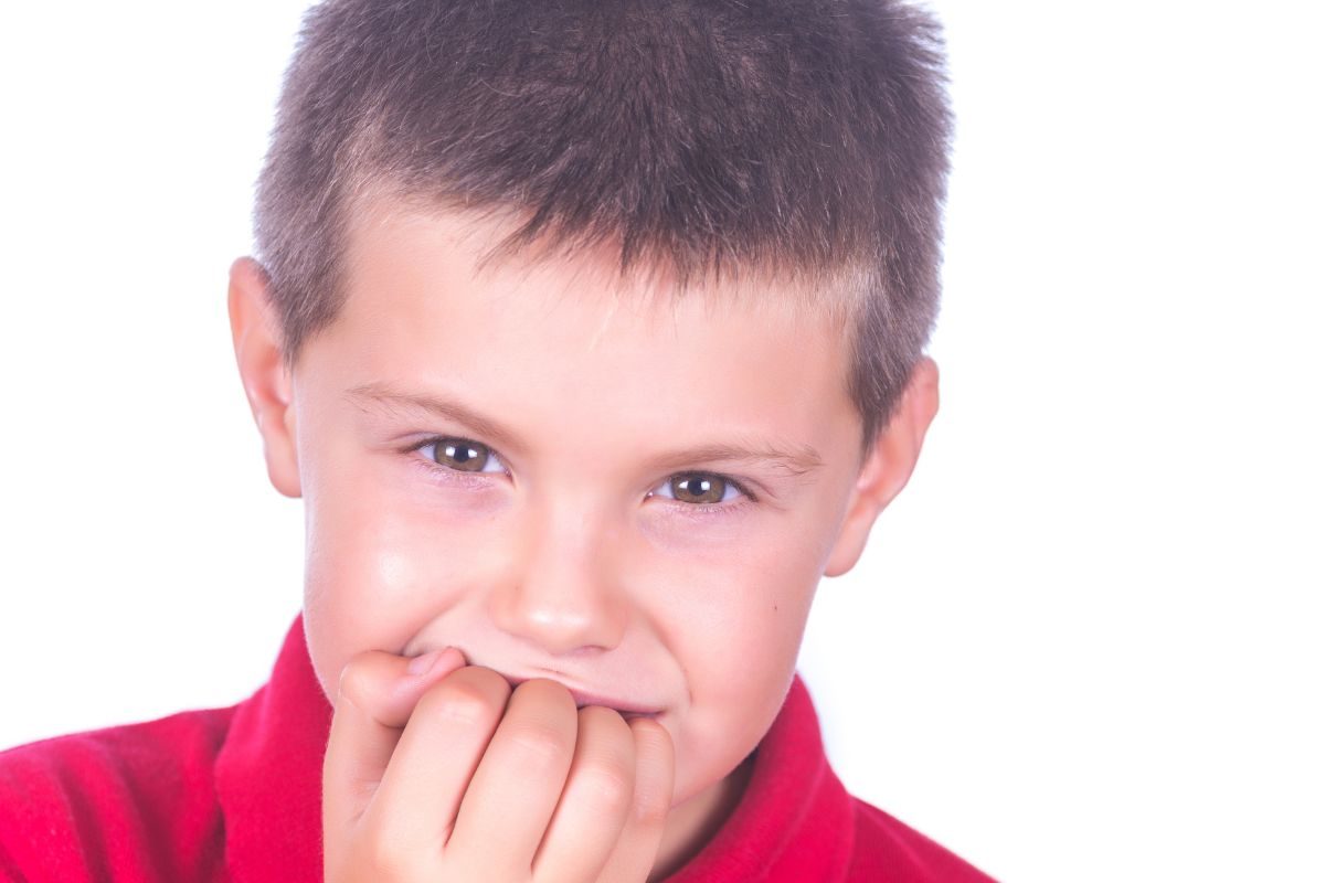 Nail biting: मुलाला नखं चावण्याची सवय लागलेय का? या टिप्स वापरून बघा लगेच बंद करेल