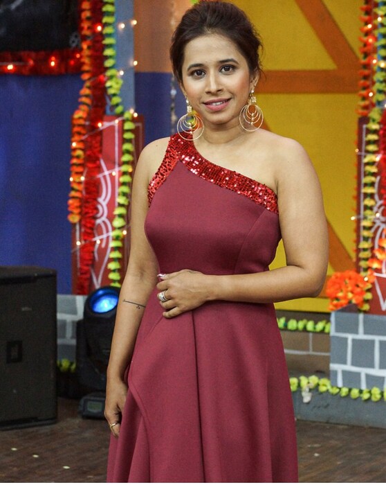  तुम्हाला अजूनही ओळखलं नसेल तर, आम्ही तुम्हाला सांगू इच्छितो या फोटोमध्ये आपल्या आईसोबत दिसणारी ही चिमुकली दुसरी कुणी नसून श्रेया बुगडे आहे. 