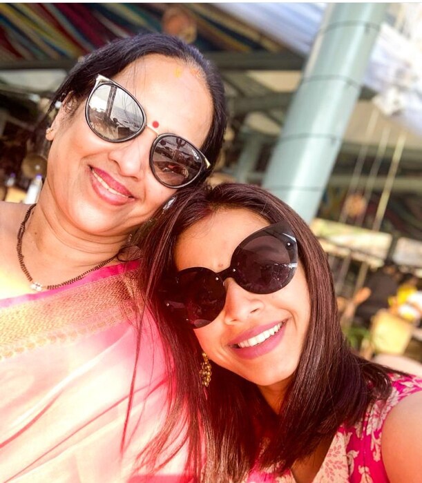 आपल्या विनोदाने हसवून लोटपोट करणारी कॉमेडी क्वीन म्हणजे श्रेया बुगडे होय. ‘चला हवा येऊ द्या’ च्या माध्यमातून श्रेया घराघरात पोहोचली आहे. 