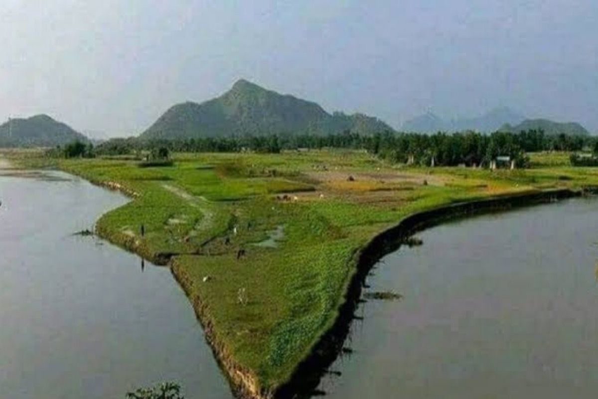 भारतातलं असं ठिकाण जिथे नैसर्गिकपणे तयार झालाय देशाचा नकाशा, पाहा 2 नद्यांच्या संगमावरचा 'भारत'