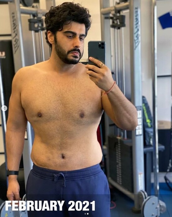 बॉलिवूड अभिनेता अर्जुन कपूर (Arjun Kapoor Fitness Journey) गेल्या 15 महिन्यांपासून फिटनेसकडे विशेष लक्ष देत आहे. अर्जुनने त्याचे दोन फोटो शेअर केले आहेत. त्यातील एकावर फेब्रुवारी 2021 तर एकावर मे 2022 असे लिहिले आहे  (फोटो क्रेडिट : Instagram @arjunkapoor)