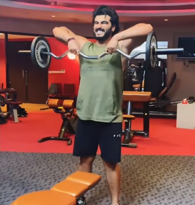 अर्जुन कपूरने असे म्हटले आहे की, 'यावर विश्वास ठेवणे कठीण आहे की हा प्रवास खूप कठीण होता. आताही आहे, पण मी त्या मानसिक स्थितीवर प्रेम करू लागलो आहे ज्यामध्ये मी गेले 15 महिने आहे. मला आशा आहे की हे असेच राहील. मला अस वाटायला लागण्यास खूप वेळ गेला आहे. हा मी आहे हा मी आहे!  (फोटो क्रेडिट : Instagram @arjunkapoor)
