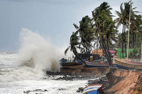 Asani cyclonic update : शेतकऱ्यांना वादळाची भीती, कच्चेच आंबे काढले विक्रीला; या राज्यांमध्ये अलर्ट