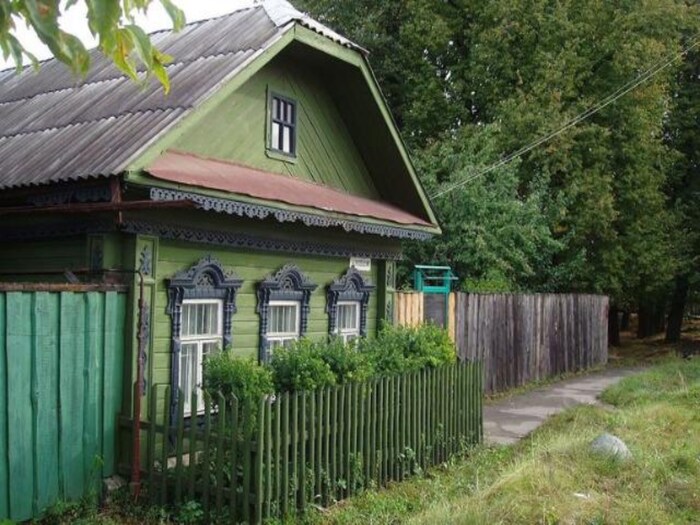 Russian colony of Kudankulam : कु़डनकुलम न्यूक्लियर पॉवर प्लांटशी संबंधित लोक कुडनकुलम, तामिळनाडू येथील रशियन कॉलनीत राहतात. निवासी घरं, क्लब, हॉटेल्स आणि बरंच काही इथे आहेत. या वसाहतीत भारतीयांना येण्यास सक्त मनाई आहे.