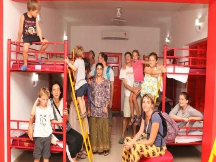 Red Lollipop Hostel in Chennai : चेन्नईतील या रेड लॉलीपॉप हॉस्टेल या वसतिगृहात भारतीयांना थांबायला परवानगी दिली जात नाही. फक्त परदेशी पासपोर्ट धारक येथे बुकिंग करू शकतात. मात्र, परदेशी पासपोर्ट असलेले भारतीयही येथे राहू शकतात.