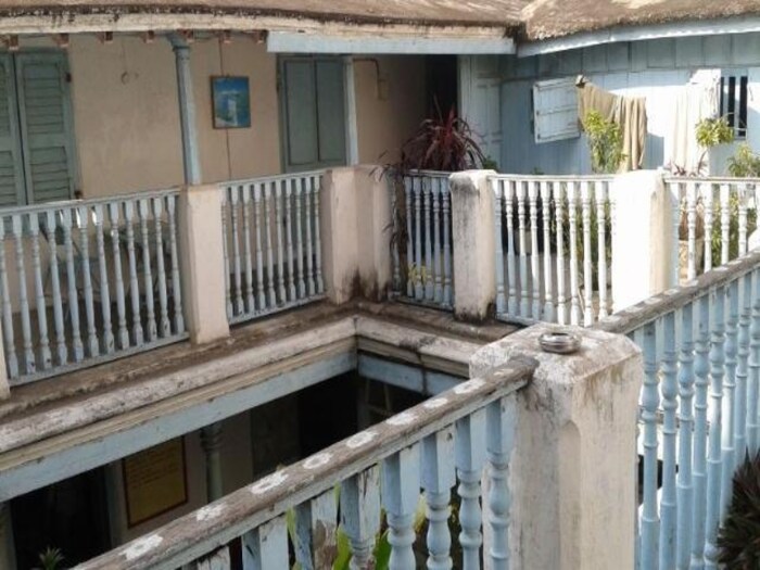 Broadlands Hotel in Chennai : चेन्नईतील या हॉटेलमध्ये (चेन्नईतील ब्रॉडलँड्स हॉटेल) केवळ परदेशी पासपोर्टधारकच राहू शकतात. काही खोल्या भारतीयांसाठी आहेत. पण त्या तेव्हाच मिळतात, जेव्हा परदेशी पर्यटक कमी येतात. एका ऑनलाईन हॉटेल बुकिंग साईटने हीच गोष्ट उघड केली आहे, ज्यात असं लिहिलं आहे की, ऑनलाईन आरक्षण करूनही भारतीयांना हॉटेलमध्ये कसं राहू दिलं जात नाही.