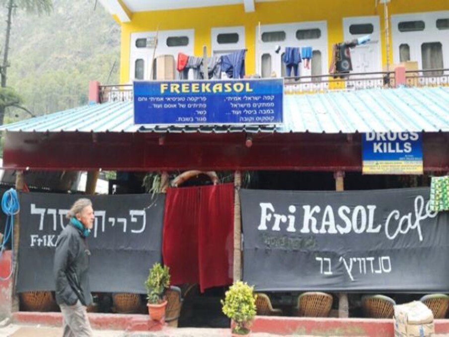 Kasol's Free Kasol Cafe: काही भारतीयांनी केवळ भारतीय असल्यामुळे त्यांना येथे जाण्यास मज्जाव केल्याची माहिती दिल्यानंतर या कॅफेची चर्चा सुरू झाली. याच्या मालकानं हे नाकारलं असलं तरी एका मुलीने कॅफेने तिला मेनू कार्ड देण्यास नकार दिल्याचं तिच्या शेजारी उभ्या असलेल्या ब्रिटीशांना दिल्याचे सांगितलं. असं म्हटलं जातं की, एकदा काही भारतीय कॅफेमध्ये गोंधळ घालून गेले होते. त्यांनी येथील महिला मालकाशी गैरवर्तन केलं होतं. तेव्हापासून इथे भारतीयांना बंदी आहे.