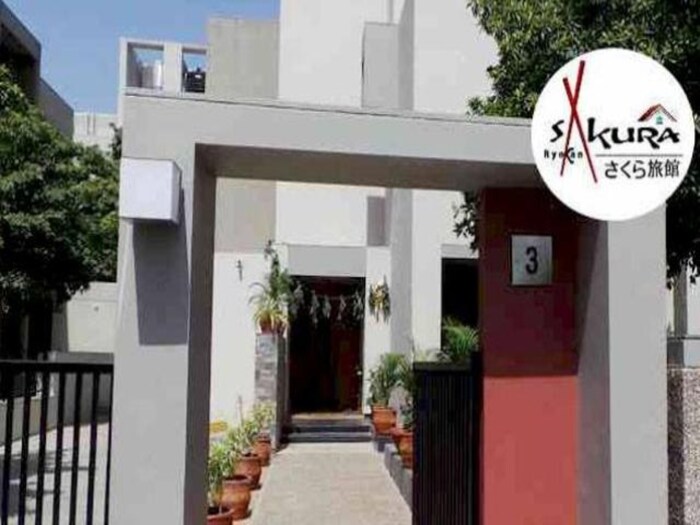Sakura Ryokan Restaurant in Ahmedabad : अहमदाबादमधील या रेस्टॉरंटमध्ये फक्त जपानी लोकांनाच जेवण दिलं जातं. या रेस्टॉरंटचा मालक भारतीय आहे. रिपोर्ट्सनुसार, एकदा इथे आलेल्या काही भारतीयांनी रेस्टॉरंटच्या नॉर्थ ईस्टर्न वेट्रेसची छेड काढली. तेव्हापासून येथे भारतीयांना प्रवेश नाही.