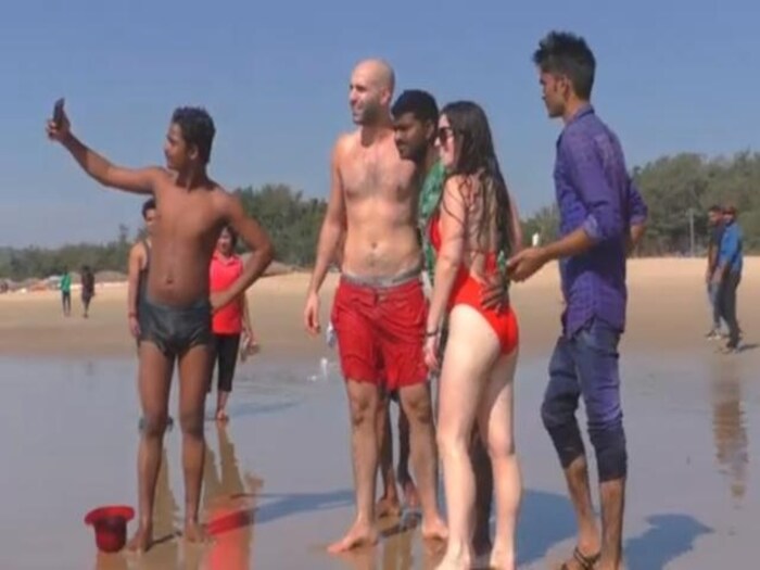 Foreigners Only Beach of Goa : गोव्यातील अनेक बीचवर फक्त परदेशी लोकांनाच परवानगी (फॉरेनर्स ओन्ली बीच ऑफ गोवा) आहे. येथे पाहुणे आरामात बिकिनी आणि काही ठिकाणी नग्न होऊन फिरू शकतात. अशा ठिकाणी भारतीयांना प्रवेश दिला जात नाही. याचं कारण स्पष्ट आहे. अशी संस्कृती भारतीय जनता अजून स्वीकारू शकलेली नाही. त्यामुळे अशा वातावरणात भारतीय लोकांच्या काही विचित्र प्रतिक्रियांमुळे इतरांना त्रास होणार आहे. त्यामुळे भारतीयांना या समुद्रकिनाऱ्यांवर जाता येत नाही.
