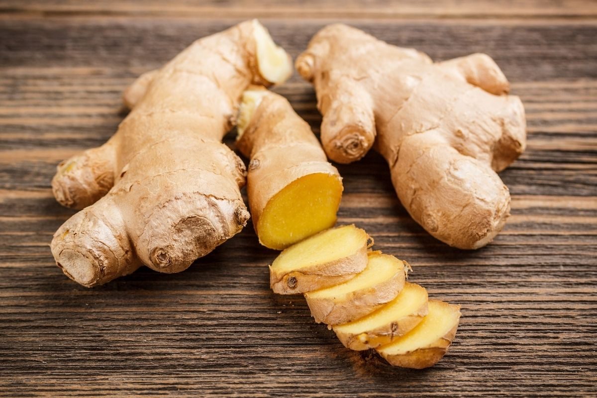 जास्त आलं खाल्ल्यानं Low होऊ शकतं ब्लड प्रेशर, त्याचे हे साईड इफेक्ट एकदा जाणून घ्या