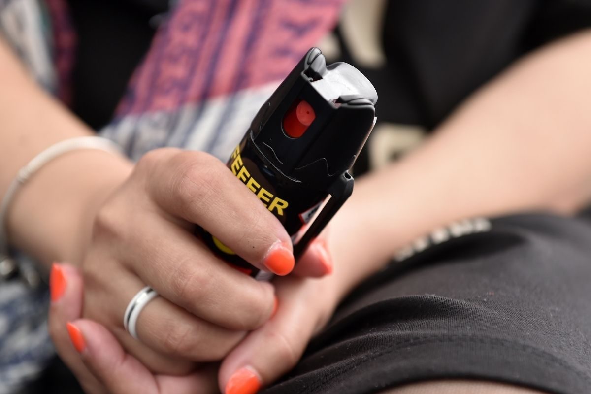 एकट्यानं बाहेर पडताना नक्की सोबत ठेवा पेपर स्प्रे; घरीच आणि कमी वेळात असा बनवू शकता