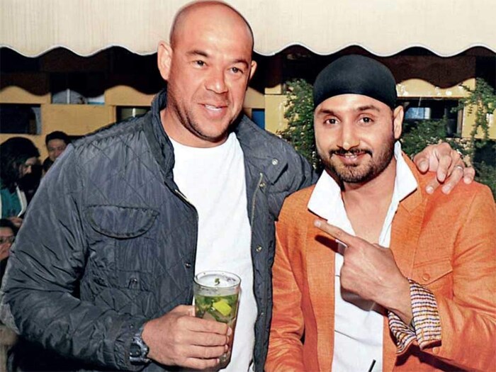 भारत विरूद्ध ऑस्ट्रेलिया यांच्यात 2008 साली सिडनीमध्ये झालेली टेस्ट सायमंड्सच्या कारकिर्दीत वादग्रस्त ठरली. त्या टेस्टमध्ये हरभजन सिंगनं आपल्या विरोधात वांशिक शेरेबाजी केल्याचा आरोप सायमंड्सनं केला होता. क्रिकेट विश्वात हे प्रकरण 'मंकीगेट' म्हणून ओळखले जाते. (Insta Photo)