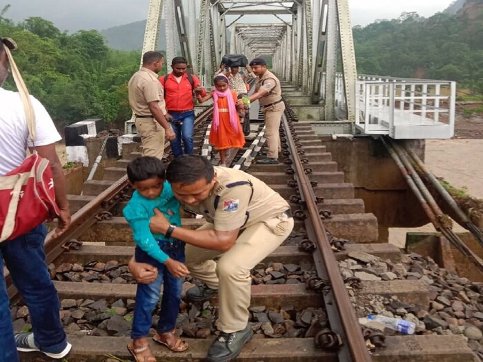 आसाममधील अनेक जिल्ह्यांमध्ये रस्ते आणि पुलांचं नुकसान झालं आहे. पिके नष्ट झाली आहेत. अनेक नद्यांची पातळी धोक्याच्या चिन्हाच्या वर पोहोचली आहे.